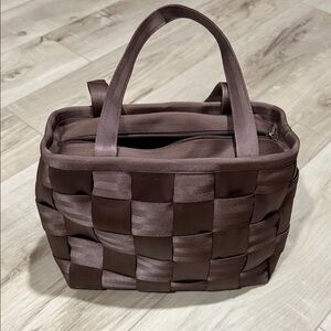 Harvey’s seatbelt bag.